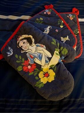 Disney Snow White Navy Oven Mitt and Pot Holder Set with Red Trim